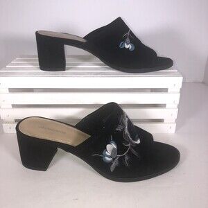 Size 6M Liz Clarborne Shayla Heels Featuring Embrodory Fabric.
